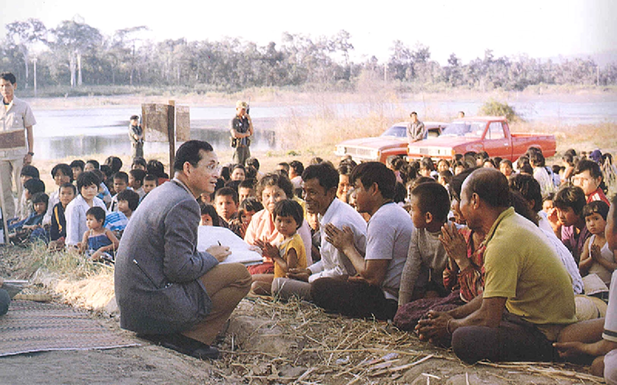 อย่ายืนค้ำหัวพูดกับราษฎร!! พระราชดำรัสของ "ในหลวง" ที่สมเด็จพระนางเจ้าฯ ทรงถือปฏิบัติมาตลอด เป็นที่มาของภาพคุ้นตาของพสกนิกรชาวไทย !!