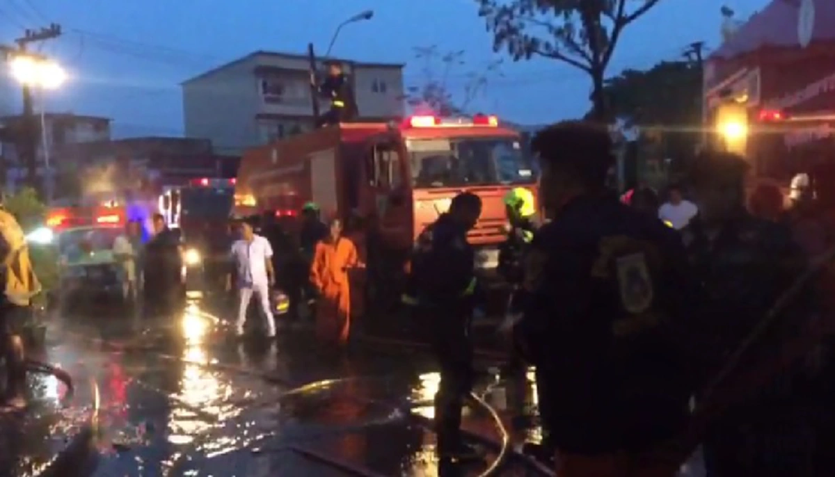 เศร้าสลดอีกแล้ว!! ไฟไหม้ตึกแถวย่านบางแค คุณตาวัย 75 เปิดประตูร้องตะโกนร้องสุดชีวิตเรียกคนช่วย เพลิงสงบถึงปล่อยโฮเจอศพญาติในบ้าน!!?! (คลิป)