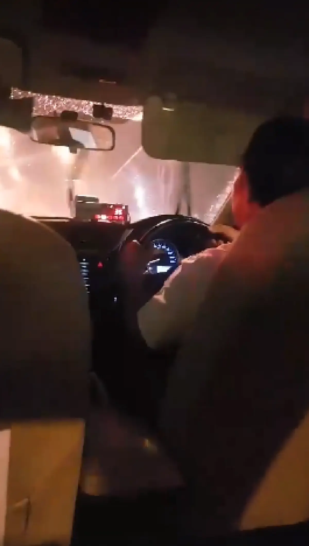 อย่างนี้เกินไป! แท็กซี่ไล่สาวลงรถเดินตากฝนไปต่อคันอื่น เห็นแก่ตัวสุดๆ