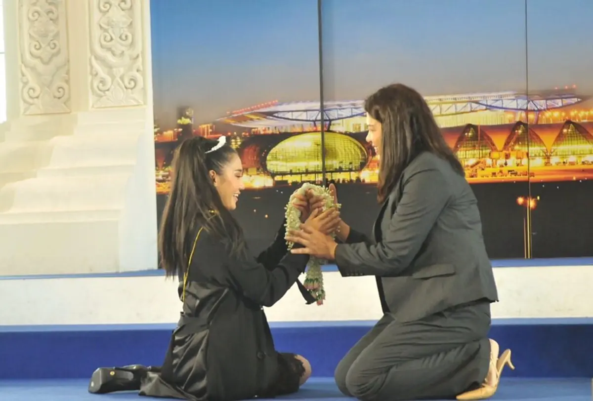 "นิโคลีน" ตื้นตันคว้ารองอันดับ 1 "มิสเวิลด์ 2018" เป็นของขวัญปีใหม่ให้คนไทย ก้มกราบเท้าแม่ หญิงแกร่งผู้อยู่เบื้องหลังความสำเร็จชีวิต