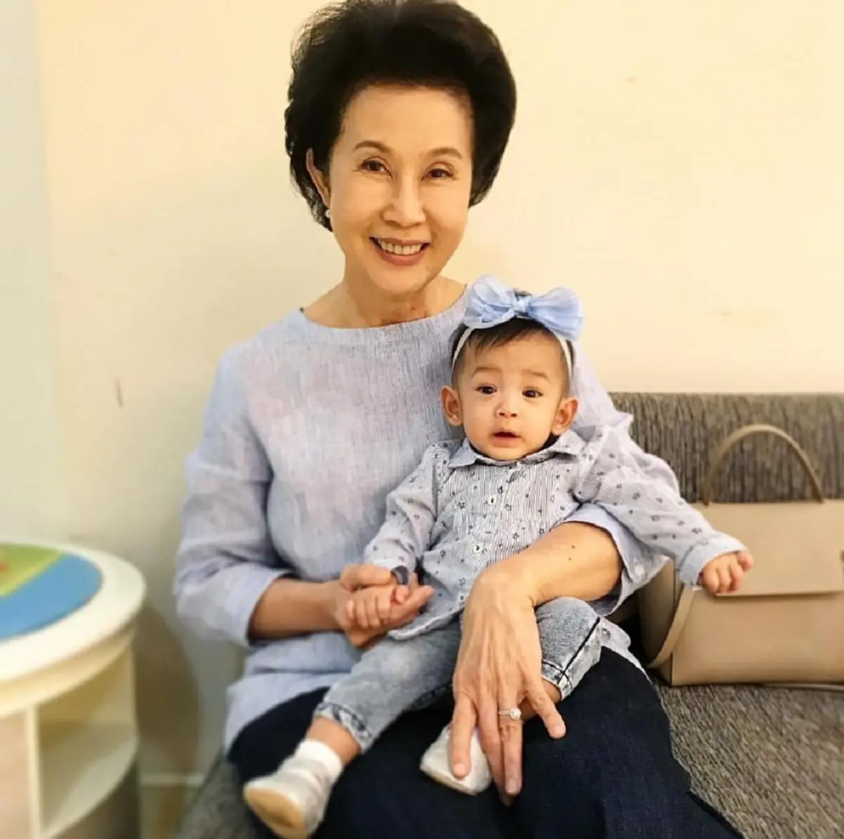 แฟนคลับพูดเป็นเสียงเดียวกัน! "น้องมียา" ลูกสาว "เติ้ล ตะวัน" ใบหน้าสวยตาหวาน เหมือน "ย่าดวงดาว" (ชมภาพ)