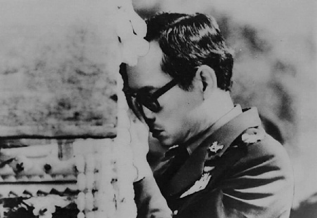 คิดถึงสุดหัวใจ!!!ภาพแห่งความประทับใจ!  ในหลวง ร.๙- สมเด็จพระราชินี ทั้งสองพระองค์ทรงลดลงกราบศพ "หลวงปู่ฝั้น" ด้วยความอาลัย!!