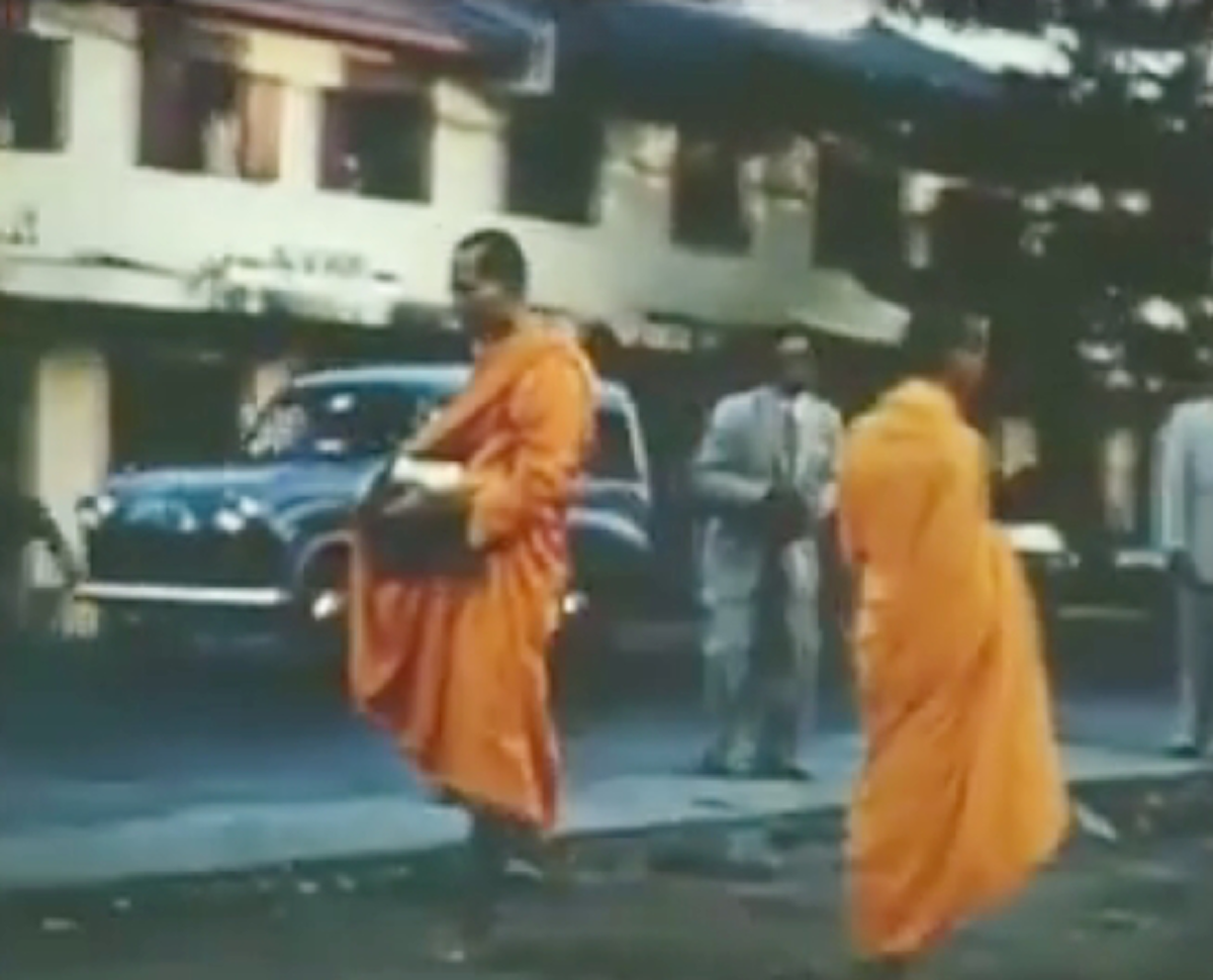 ภาพแห่งความประทับใจ!! เผยเรื่องราวสุดตื้นตัน ของพสกนิกรที่ได้ใส่บาตรกับในหลวง ร.๙ สมัยทรงผนวชเป็นพระภิกษุ (มีคลิป)