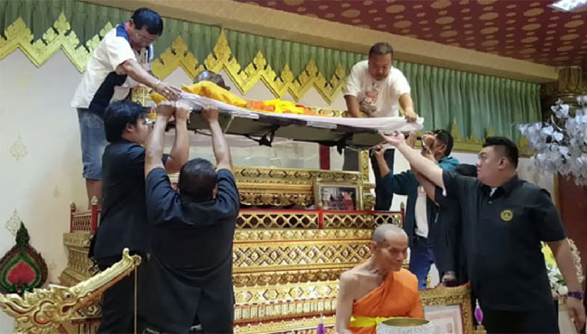 อัศจรรย์เป็นที่สุด!! สังขาร"หลวงพ่อพูล" เปลี่ยนเป็นสีทอง มีเส้นเลือด เส้นผม เหมือนท่านยังมีชีวิต เป็นที่ปลื้มปิติของศิษยานุศิษย์ สาธุๆๆ.