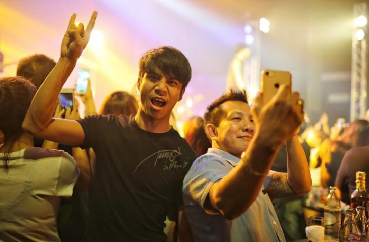 หัวใจโคตรหล่อ!!! "ก้อง ห้วยไร่" เปิดประมูลเสื้อตัวโปรด ที่มีลายเซ็น "ตูน บอดี้สแลม" เพื่อนำเงินไปต่อลมหายใจอดีตตลกชื่อดัง?