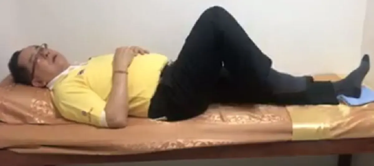 ผมทำแบบนี้ทุกวัน! คุณหมอ สอนการออกกำลังกายบนเตียง รักษาอาการปวดหลัง แถมลดพุง