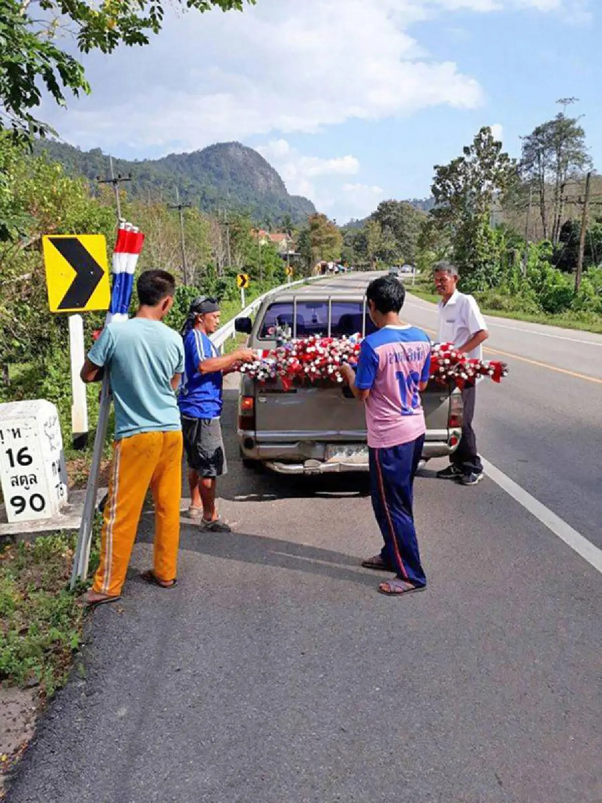 ลากคอมันด่วน!! ฝ่ายความมั่นคงประชุมเครียด ล่าตัว "คนร้ายกระทำมิบังควร" ถอนธงชาติ เส้นทางรับเสด็จ สมเด็จพระเทพฯ