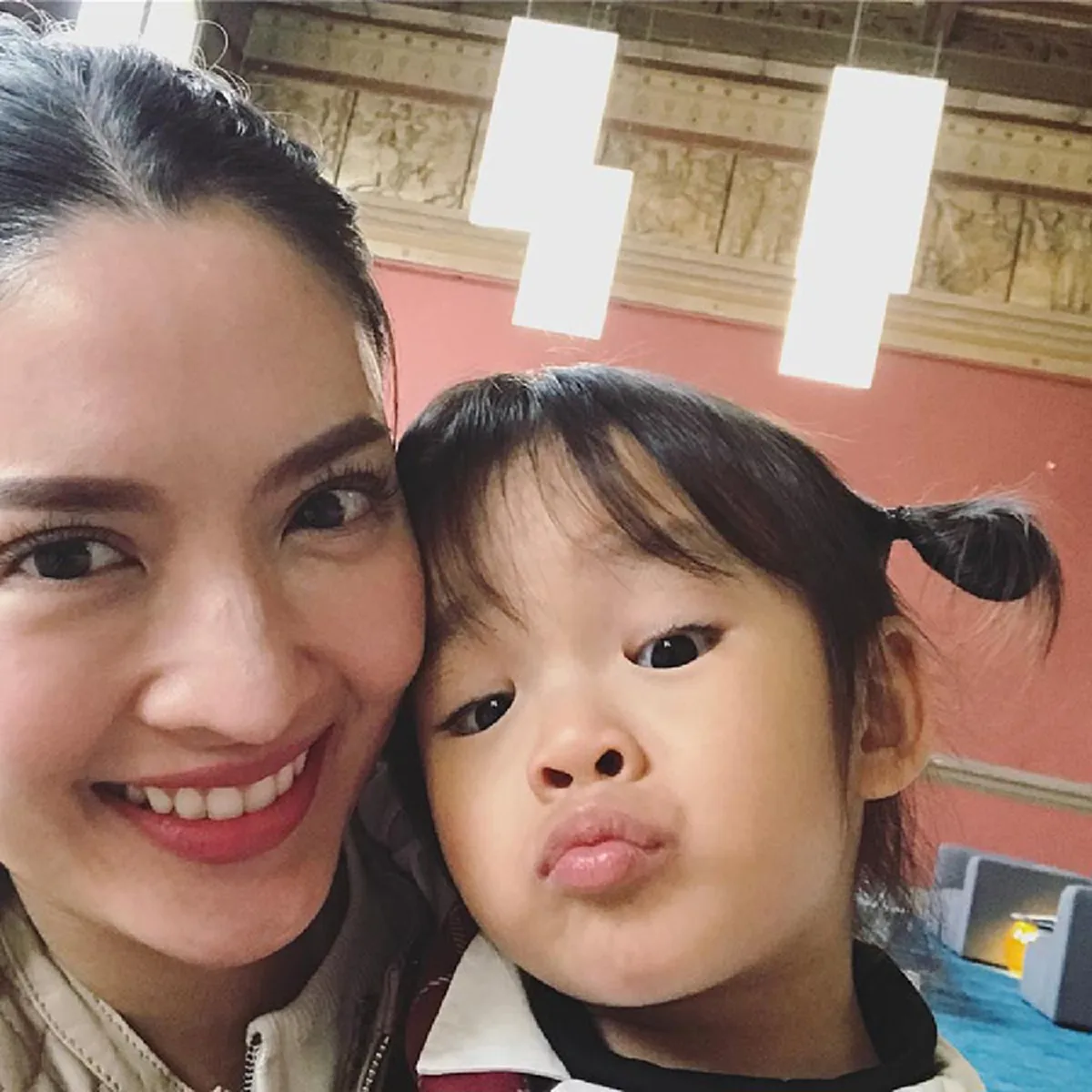 กำลังใจน้อยๆแต่ยิ่งใหญ่!! "แอฟ ทักษอร" กับรอยยิ้มสดใส หลัง "น้องปีใหม่" หอมแก้มฟอดใหญ่เติมพลังให้ชีวิต.. #เห็นแล้วเอ็นดูหนักมาก !?!