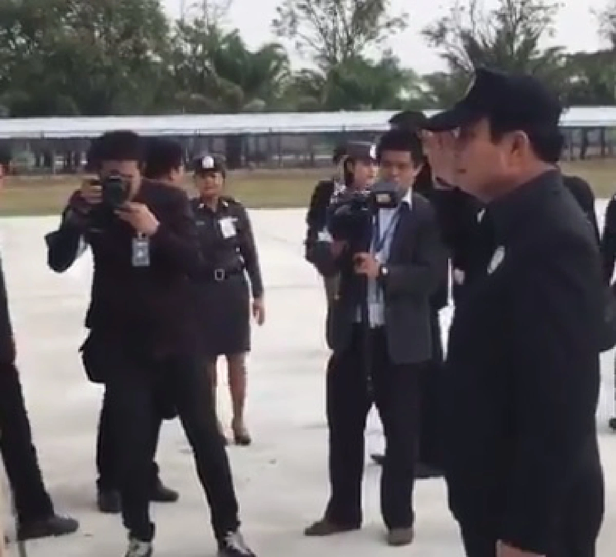 ของอย่างนี้ว่าไม่ได้!!! ส่องเต็มๆ ทะเบียนท้ายรถตู้ป้ายแดง "นายกฯตู่" บินตรวจเยี่ยมชาวบ้านศรีสะเกษ คอหวยคว้ากระดาษจดเก็บแทบไม่ทัน ??
