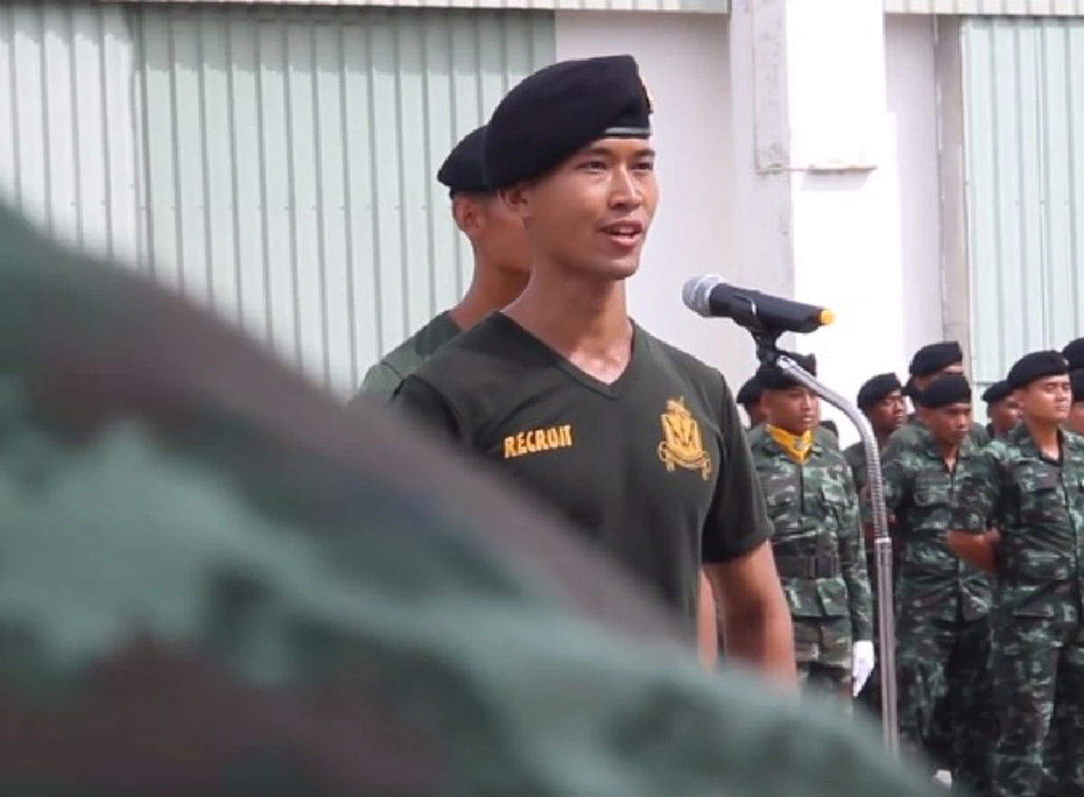 เจอตัวเเล้ว !!! พลทหารหนุ่ม สปีกอิงลิช ไฟเเล่บ เผยเบื้องหลังชีวิตเขาคนนี้ไม่ธรรมดา !? ( คลิป)