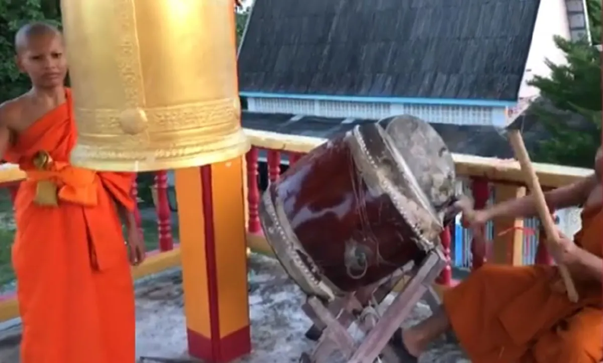 แล้วแบบนี้โอเคไหมโยม...หลวงพี่พาทวนกระแสดราม่าลุกขึ้นมาเปลี่ยนจังหวะตีระฆัง ทำเอาฮาทั้งโซเชียล! (คลิป)