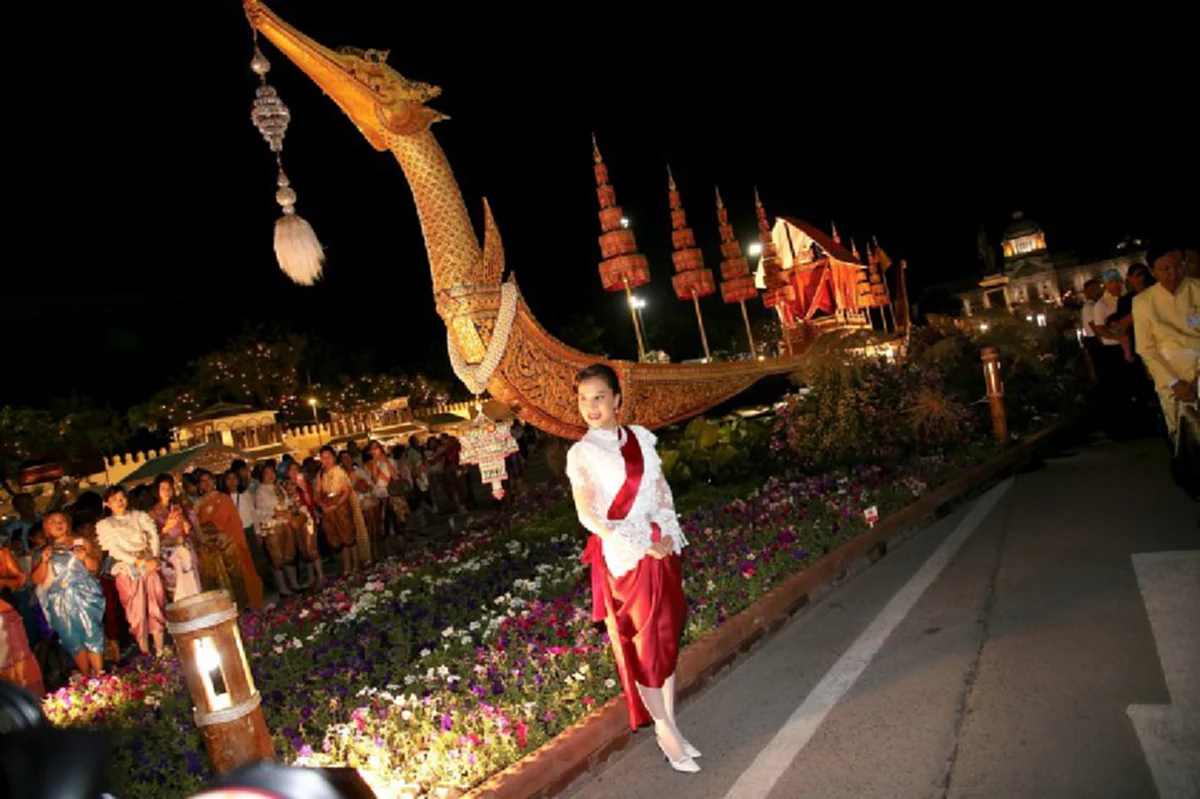 พระสิริโฉมงดงาม!! "พระองค์ภา" ทรงฉลองพระองค์ชุดไทยย้อนยุค เสด็จงานอุ่นไอรักคลายความหนาว