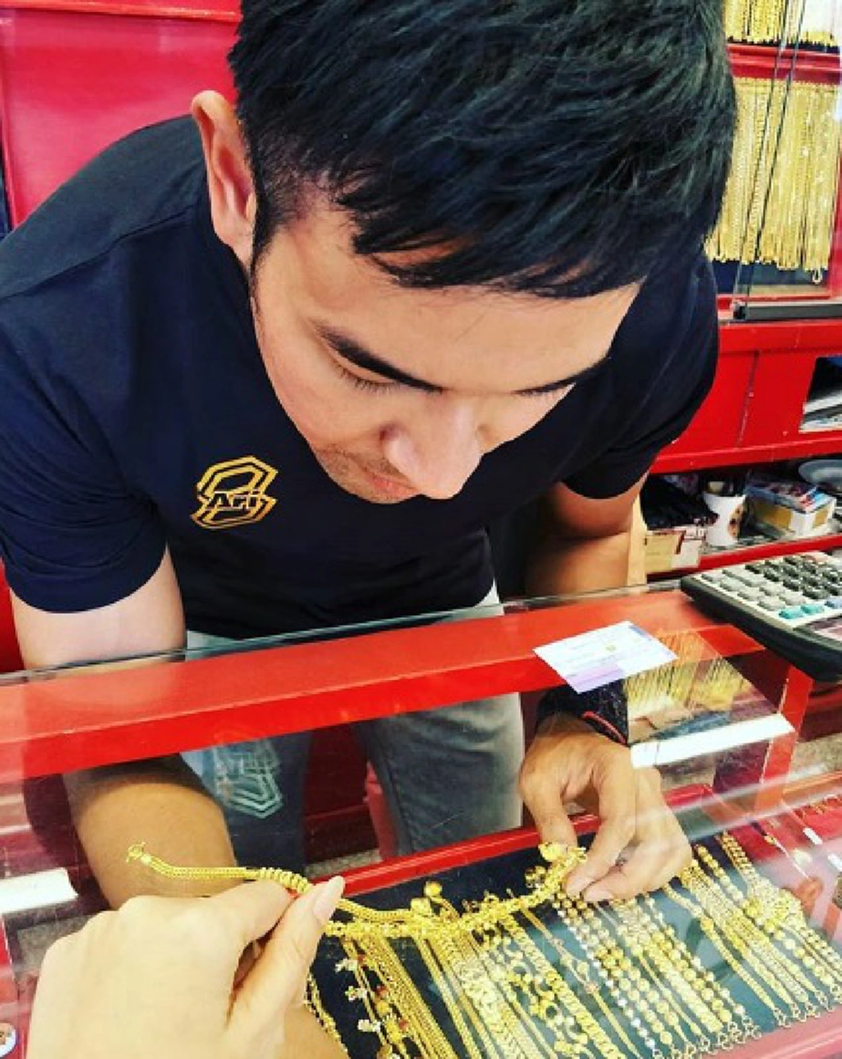 แฟนคลับแห่แน่นร้าน ขายดีสุด!! เมื่อ "เสี่ยร้านทอง" หน้าตาคุ้นๆ ช่วยเลือกช่วยลอง เห็นหน้าชัดๆ ที่ไหนได้ นี่มัน "พระเอกดัง" มาช่วยกิจการที่บ้าน!!! (ชมภาพ)