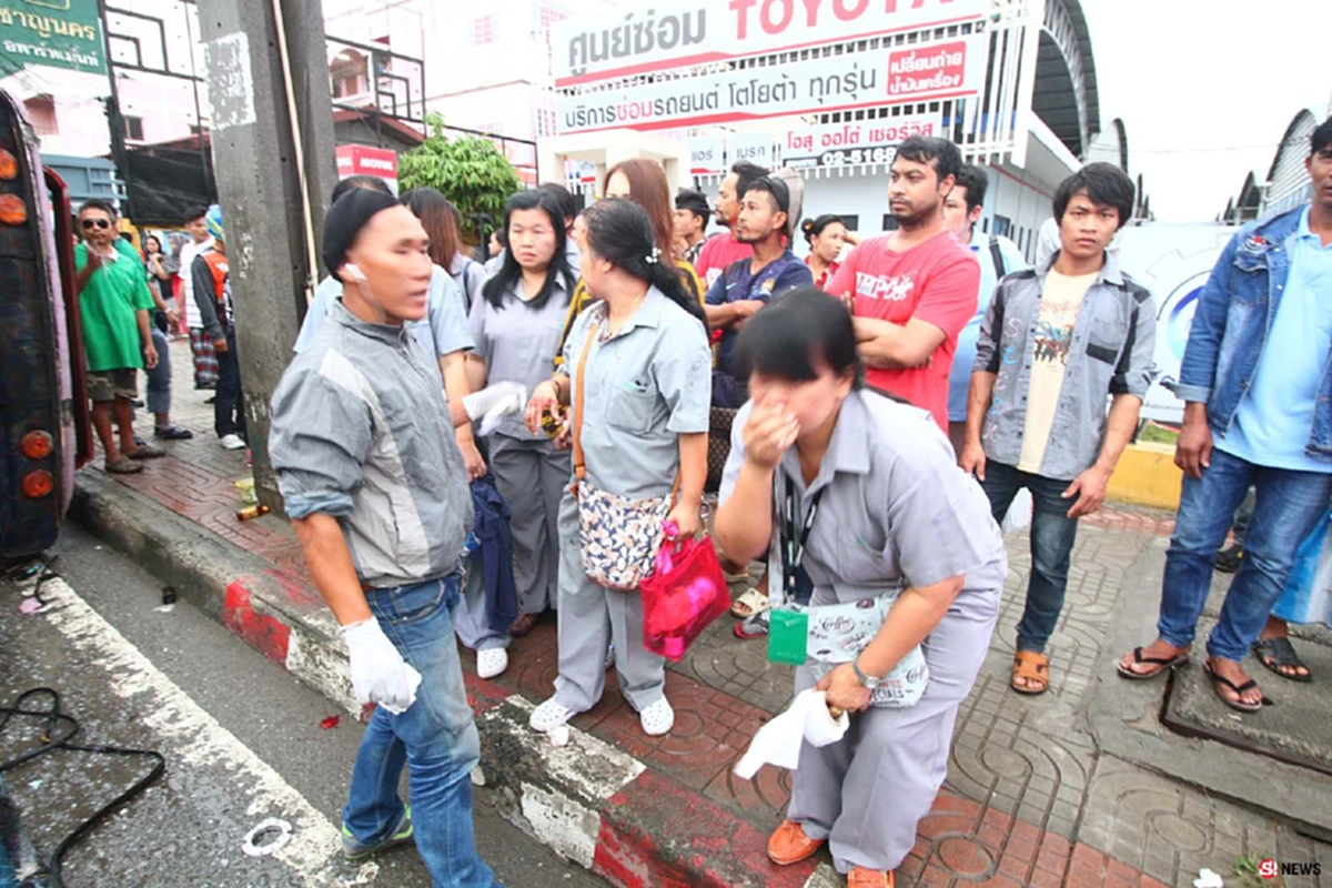 ระทึก! รถบัสส่งพนักงานพลิกคว่ำ โชเฟอร์เจอรุมสกรัมจนน่วม สุดฉุนคิดว่าเมา จนหวิดเกิดโศกนาฏกรรม ลูกชายลั่น! เอาเรื่องคนทำร้ายพ่อให้ถึงที่สุด