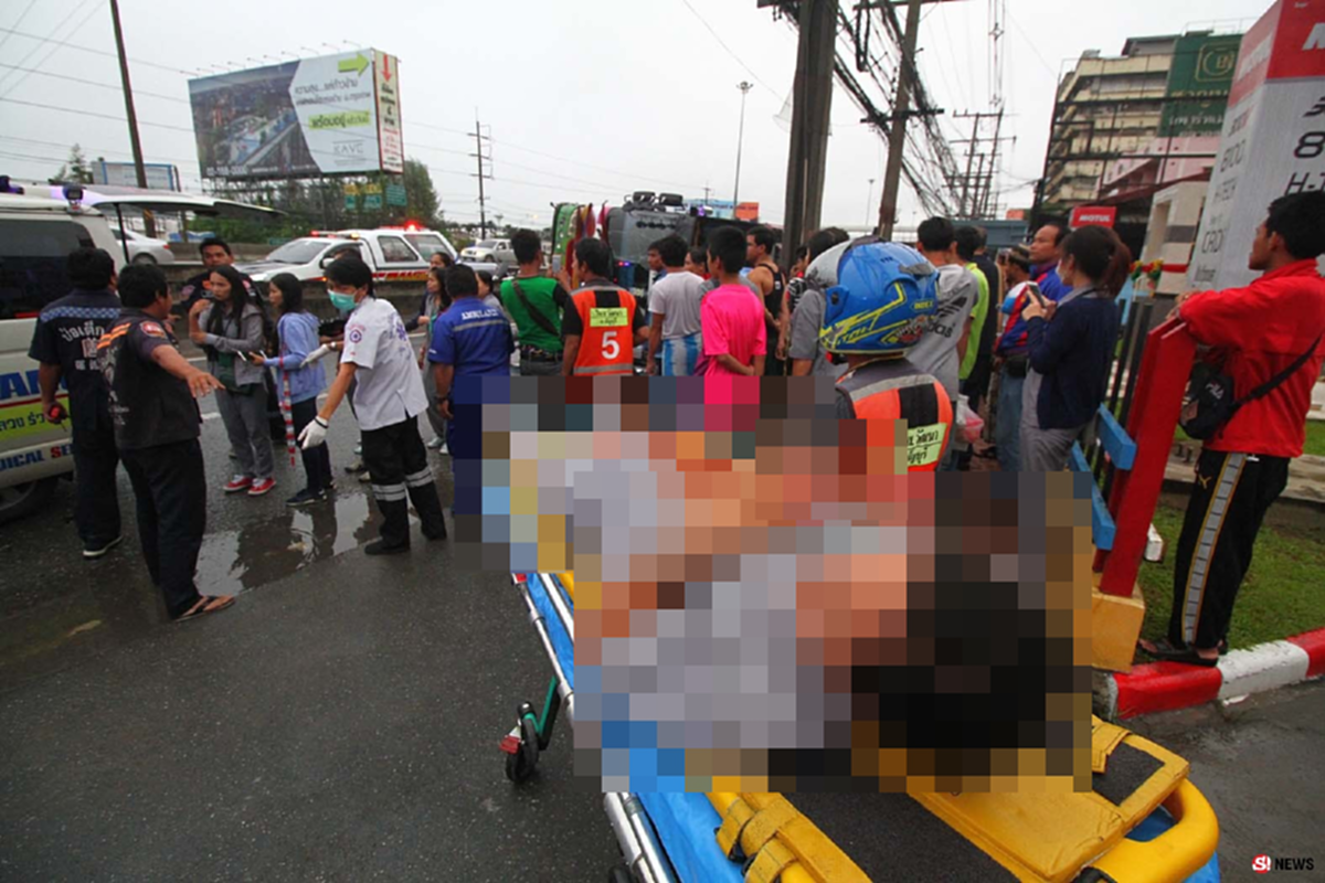 ระทึก! รถบัสส่งพนักงานพลิกคว่ำ โชเฟอร์เจอรุมสกรัมจนน่วม สุดฉุนคิดว่าเมา จนหวิดเกิดโศกนาฏกรรม ลูกชายลั่น! เอาเรื่องคนทำร้ายพ่อให้ถึงที่สุด