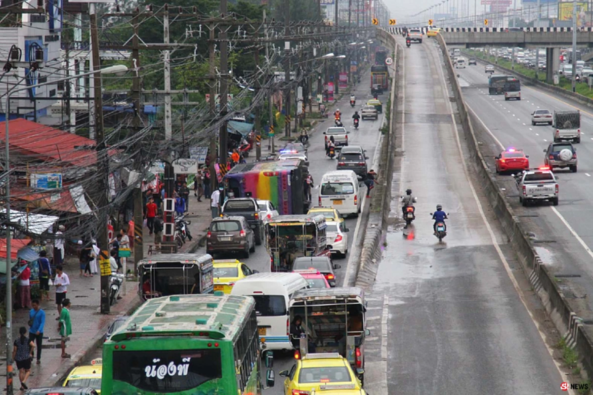 ระทึก! รถบัสส่งพนักงานพลิกคว่ำ โชเฟอร์เจอรุมสกรัมจนน่วม สุดฉุนคิดว่าเมา จนหวิดเกิดโศกนาฏกรรม ลูกชายลั่น! เอาเรื่องคนทำร้ายพ่อให้ถึงที่สุด