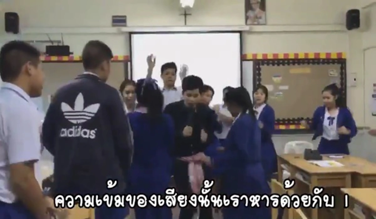 ฮากระจายแชร์กระจุย!!! ครูฟิสิกส์ออกสเต็ปร้องเต้นหน้าชั้นเรียน ก่อนชวนนักเรียนเข้าร่วมวง งานนี้ทำเอาชาวเน็ตถึงกับยิ้ม (คลิป)