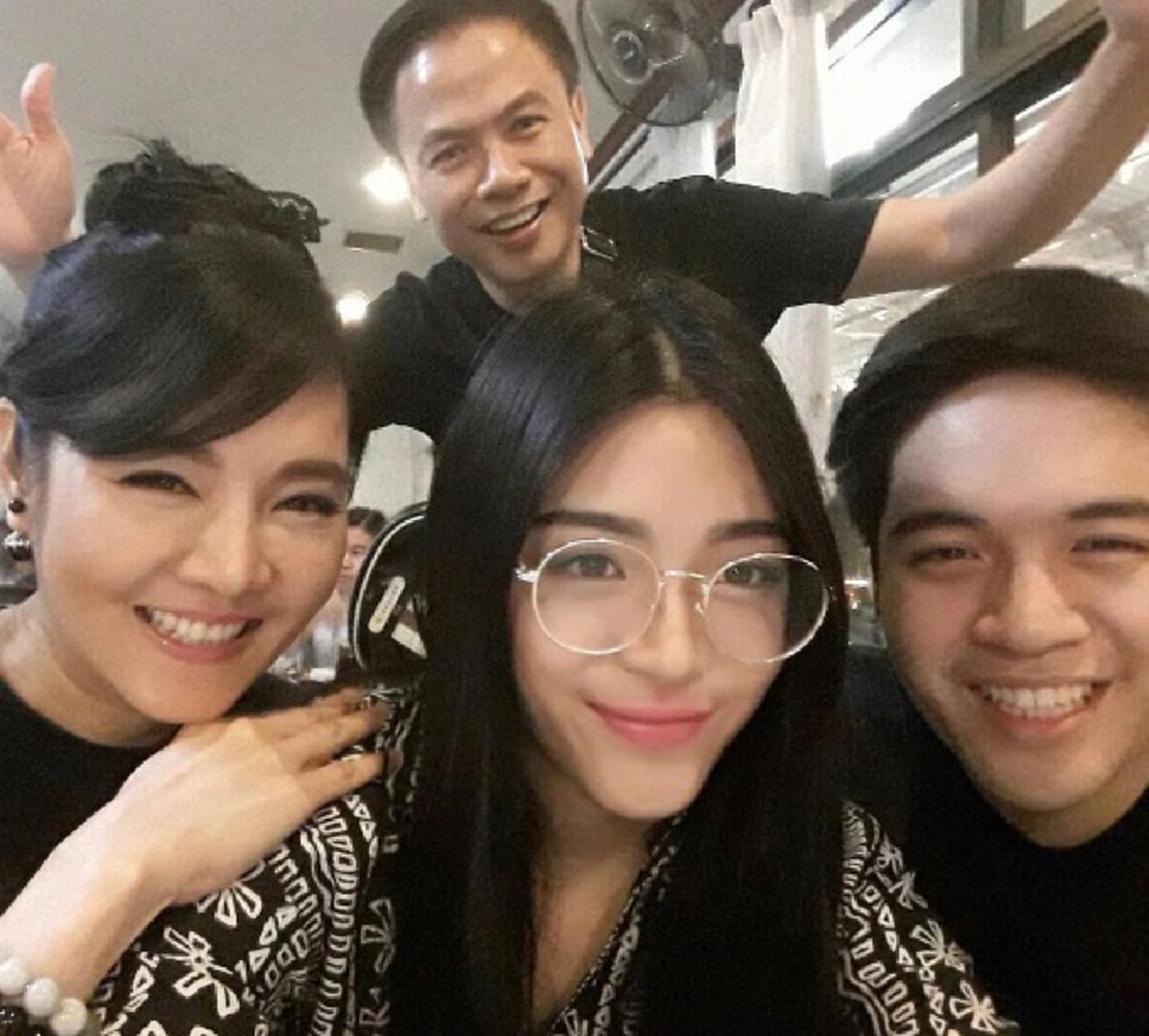 ***หลายคนไม่เคยเห็น !! เปิดภาพทายาท "หมู ดิลก ทองวัฒนา" ล่าสุดโตเป็นหนุ่ม-เป็นสาว บอกเลยว่าสวยหล่อทั้งคู่ แถมดีกรีไม่ธรรมดา !?