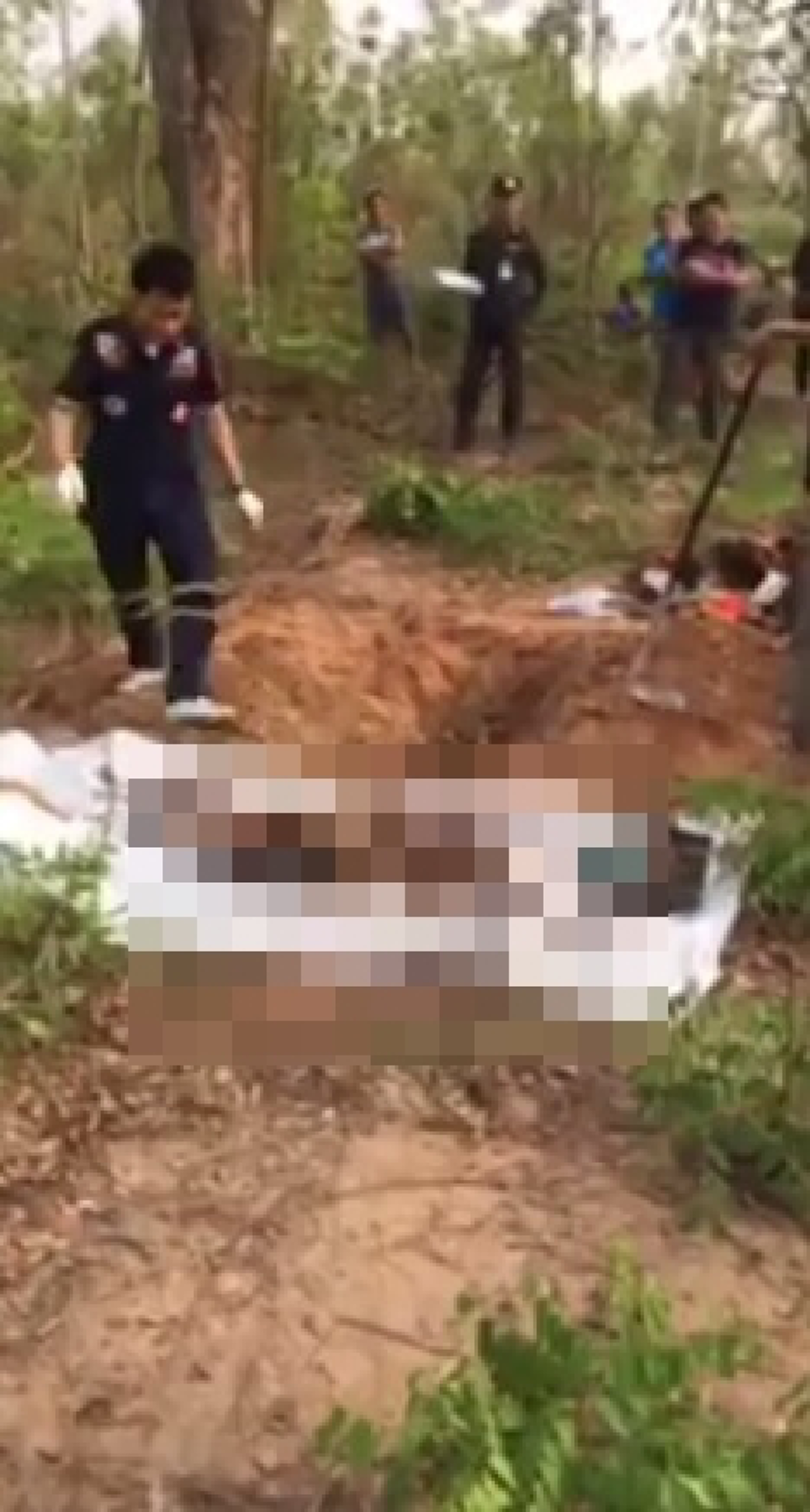 เศร้าสุดๆ!!ครอบครัวใจสลายเจอแล้วร่างไร้วิญญาณ "น้องรัน" นักศึกษาหายตัวไปนาน 18 วัน สภาพศพโดนฆ่าโหดเผาฝังดิน!?! (คลิป)