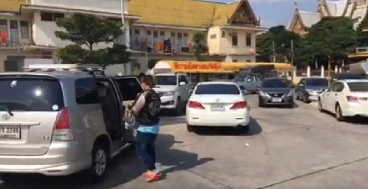 แตกตื่นกันยกใหญ่!!! เพจดังไลฟ์เฟซบุ๊กในวัด เเต่จู่ๆเกิดเหตุประหลาดขึ้น รถหลายคันกดรีโมทล็อกไม่ได้ ทำนักท่องเที่ยวงุนงงหนัก?? (คลิป)