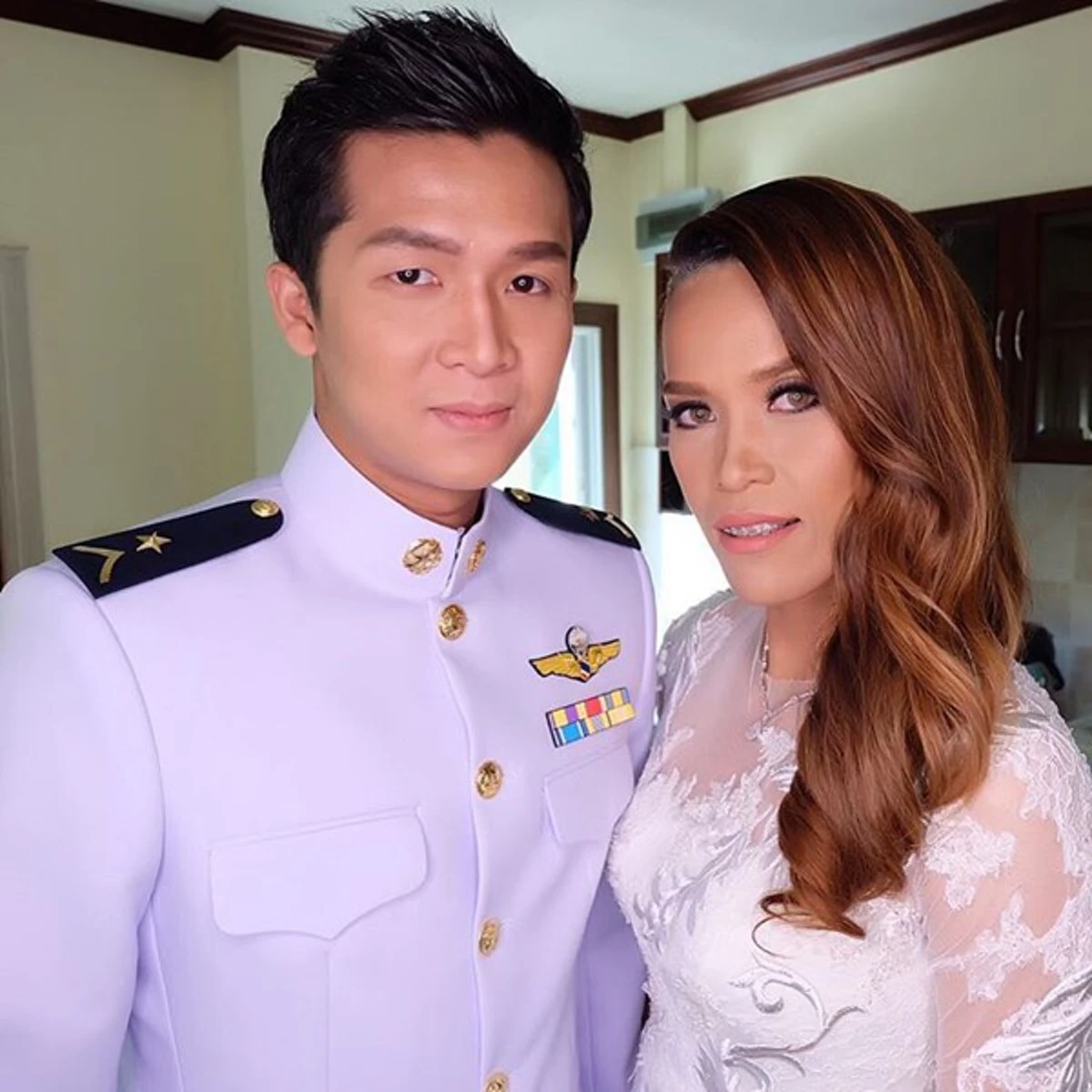 แต่งแล้ว..ชื่นมื่นสุดๆ!!! "กัปตันกิ๊ฟ วิลาวัณย์" เข้าพิธีวิวาห์ กับแฟนหนุ่ม "นัท นัฐพงศ์" อดีตมือเซตทีมชาติไทย พร้อมสินสอดเป็นล้าน! (มีคลิป)