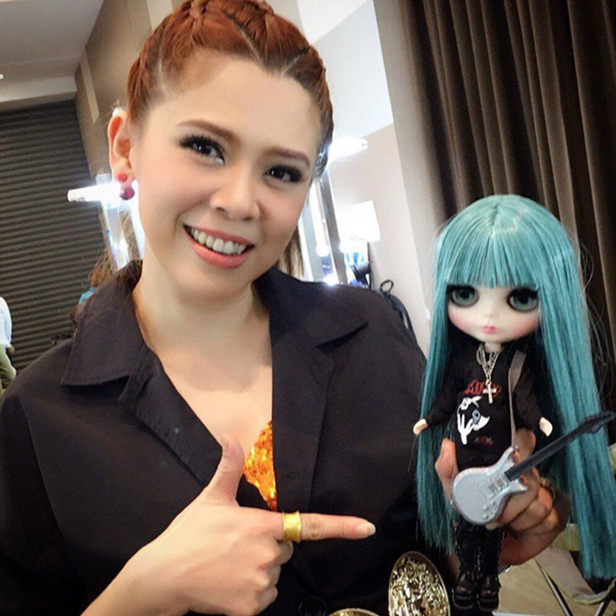 เธอคือตำนานที่กาลเวลายังยอมแพ้!!! ส่องภาพ "กิ๊ฟท์ T-Skirt" อดีตนักร้องสาวขวัญใจมหาชน วางไมค์เดินหน้าเข้าสู่ชีวิตพนักงานบริษัทเต็มตัว (ชมภาพ)