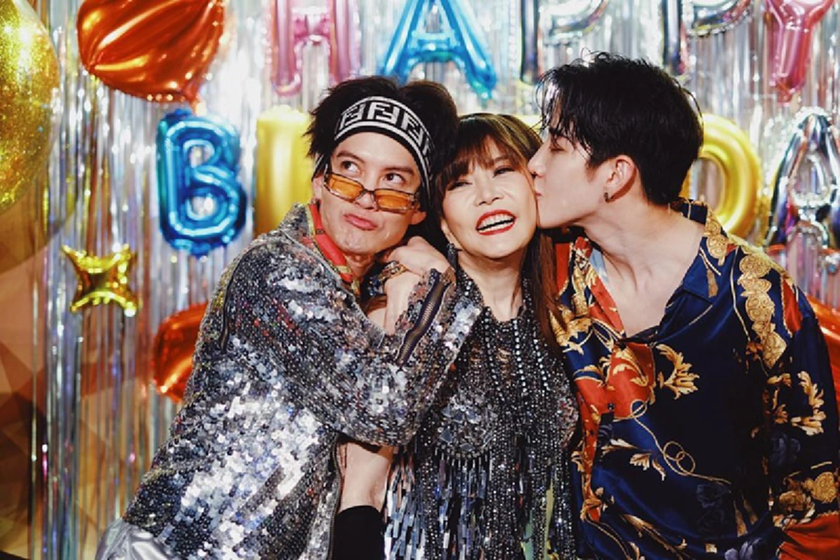 อภิชาติบุตรตัวจริง "กอล์ฟ-ไมค์" จัดเต็มของขวัญวันเกิด "แม่ตุ๊ก" คนนึงถอยรถใหม่ป้ายแดง อีกคนให้เงินสดเฉียดล้าน