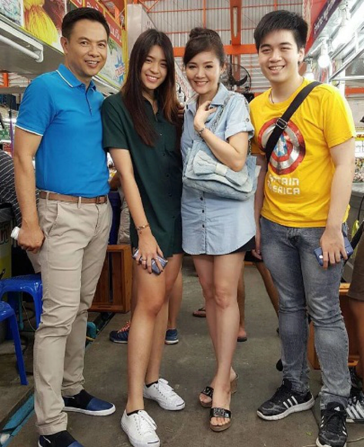 ***หลายคนไม่เคยเห็น !! เปิดภาพทายาท "หมู ดิลก ทองวัฒนา" ล่าสุดโตเป็นหนุ่ม-เป็นสาว บอกเลยว่าสวยหล่อทั้งคู่ แถมดีกรีไม่ธรรมดา !?