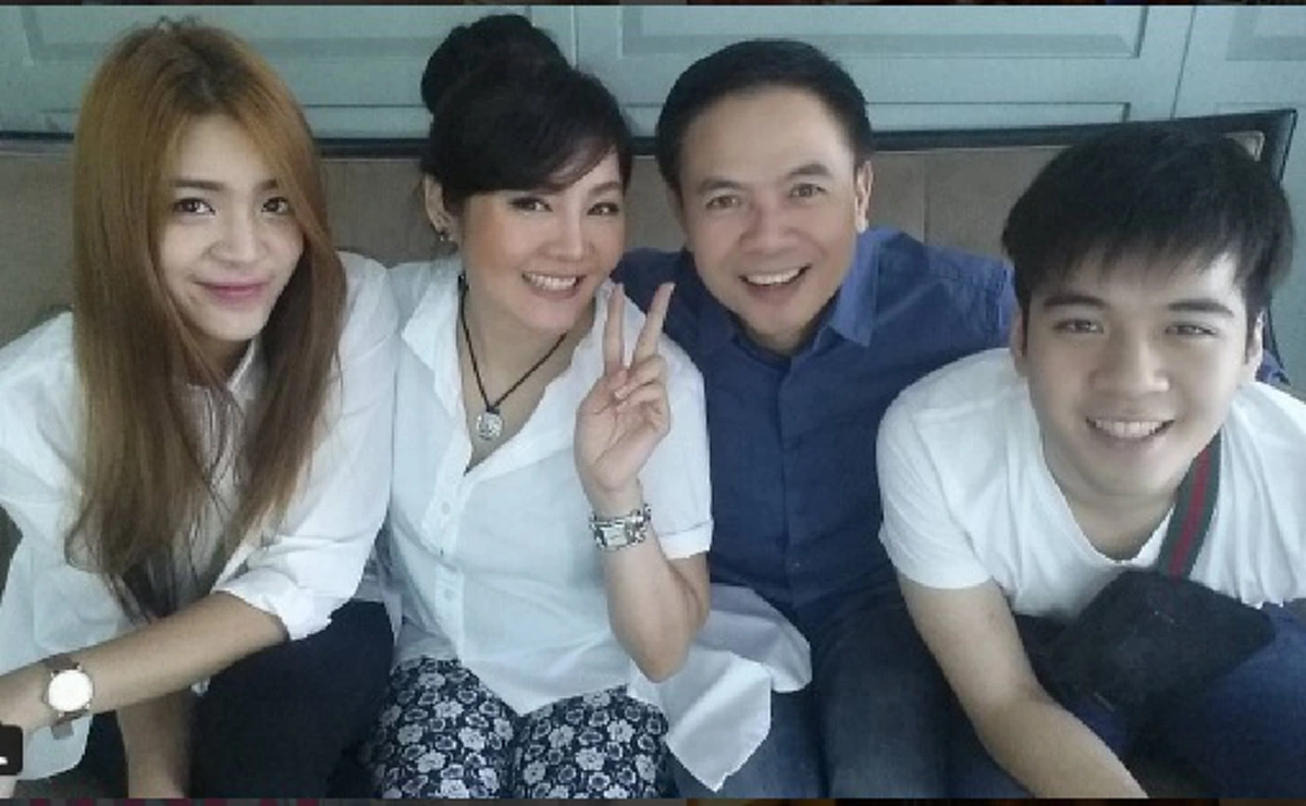 ***หลายคนไม่เคยเห็น !! เปิดภาพทายาท "หมู ดิลก ทองวัฒนา" ล่าสุดโตเป็นหนุ่ม-เป็นสาว บอกเลยว่าสวยหล่อทั้งคู่ แถมดีกรีไม่ธรรมดา !?