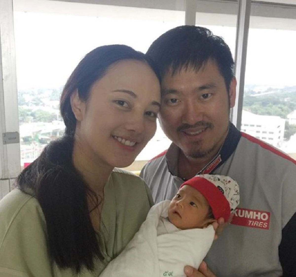 เมินเสียงสาปแช่ง !! "กุญแจซอล" โพสต์ภาพยิ้มร่ากับครอบครัว ในขณะที่คุณแม่ทุกข์ระทม หลั่งน้ำตาชะเง้อคอยลูกกลับบ้าน