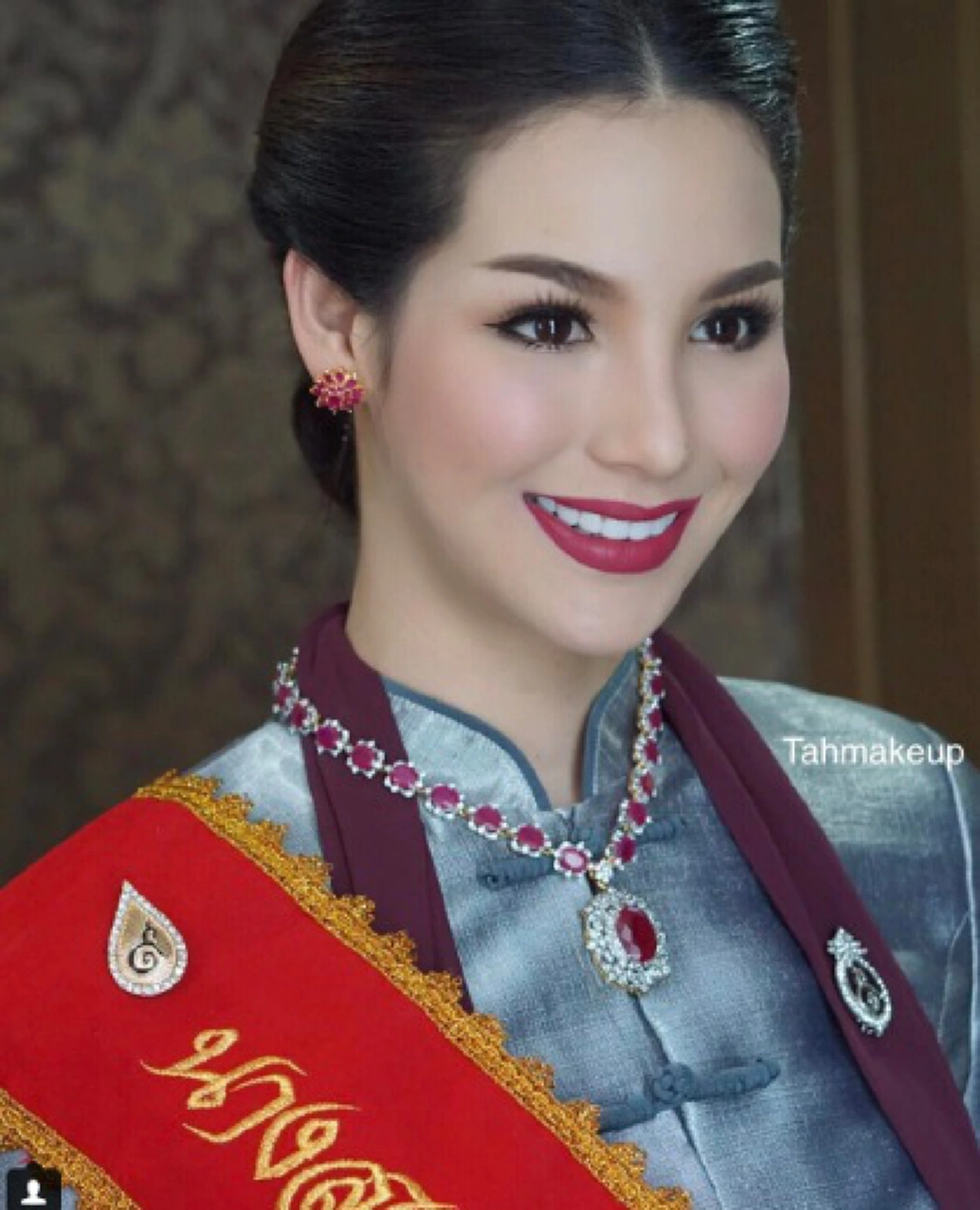 #ตะลึงตาค้างกันทั้งงาน!! "สาวน้อยหน้าสวย" เดินเฉิดฉายบนเวที "นางงามพระประแดง" พอลองเข้าไปดูใกล้ๆ ไม่น่าเชื่อจะเป็น "ดาราสาวสุดสวย" !! (มีคลิ