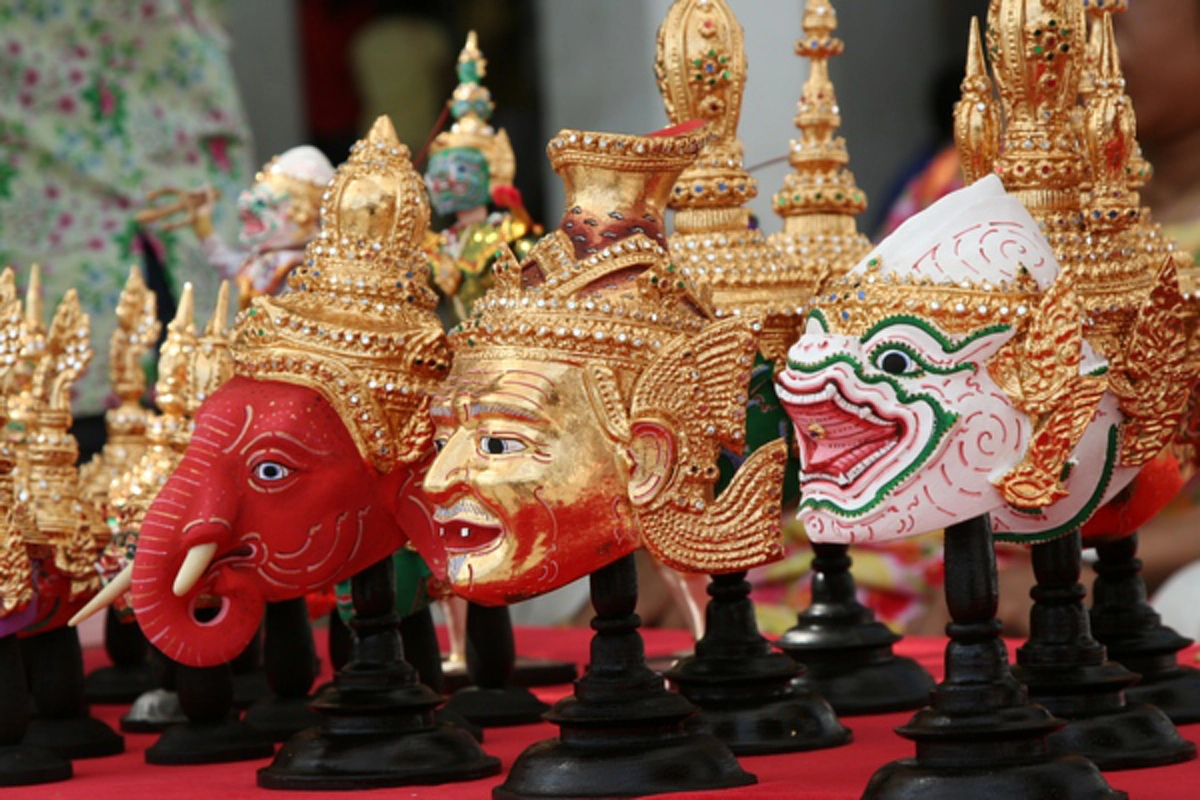 อาถรรพ์ต้องห้าม!!  "หัวโขน" ห้ามผู้แสดงเจาะแก้ไขตาโขนและห้ามหัวโขนเสียหายบริเวณตามาใช้..เด็ดขาด!! ตามความเชื่อ..อาจทำให้ต้องธรณีสาร !!