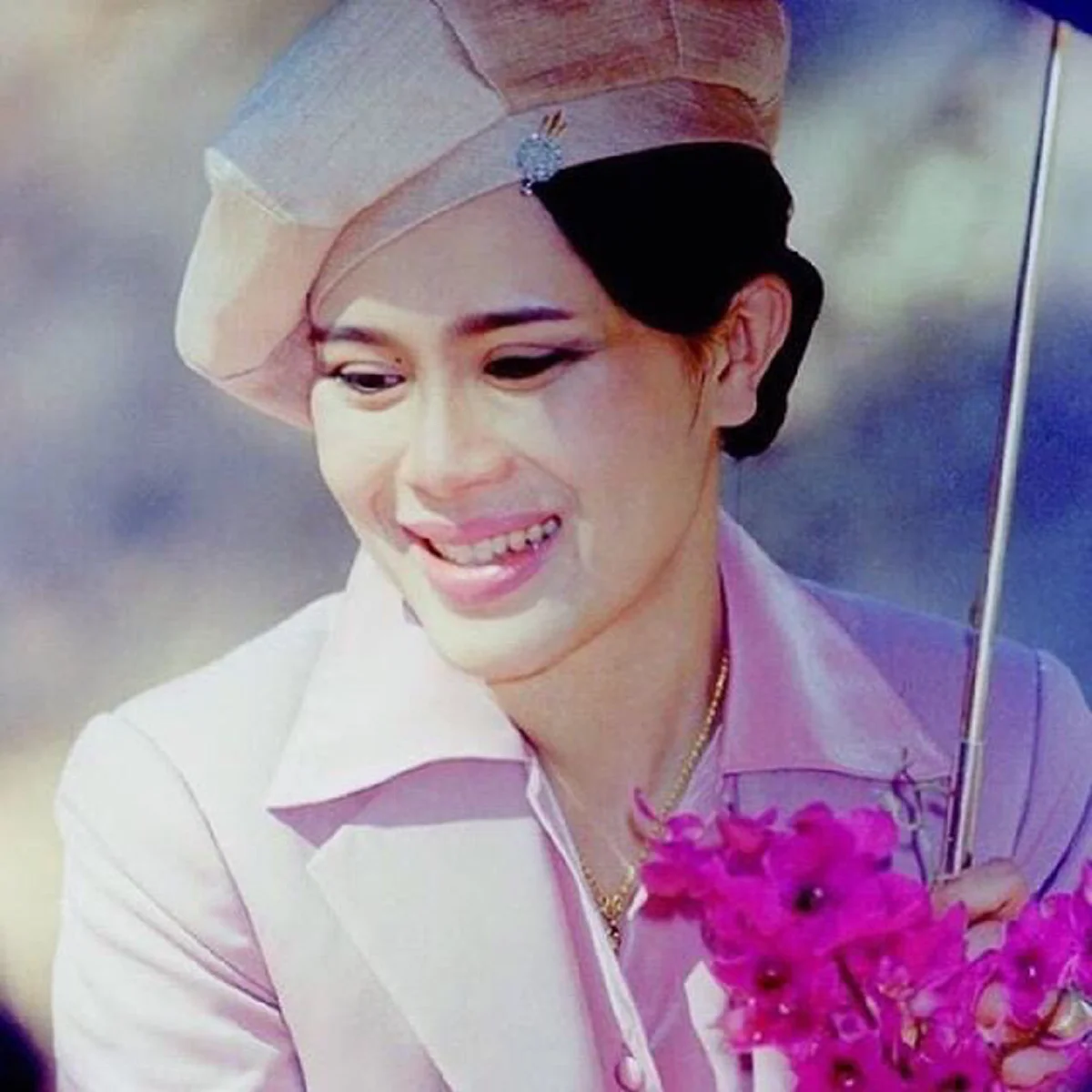 "บอกเจ้าหนี้นะคะ พระราชินีจะใช้หนี้ให้" ทรงพระราชทานทรัพย์ส่วนพระองค์บ่อยครั้ง เพื่อช่วยพสกนิกร และทรงมีน้ำพระทัยต่อเหล่าพระสหายเสมอมา !!!