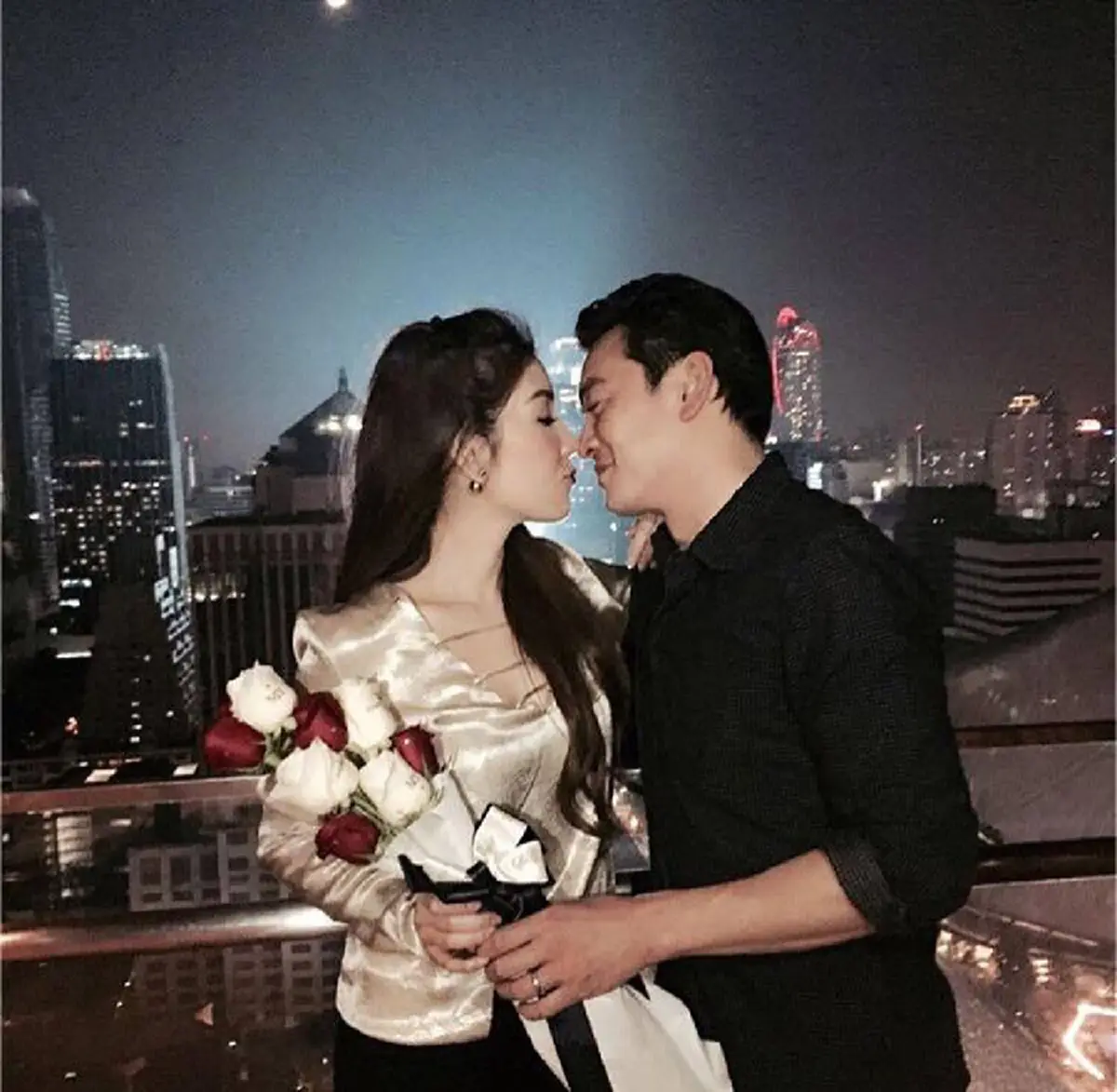 ความในใจจากผู้หญิงที่ชื่อ "วุ้นเส้น" บอก  "ชาคริต"  คือรักแท้ ถึงจะเสียน้ำตาแต่ก็คุ้ม ลั่นเราเลิกกัน ทั้งที่ยังรักกันอยู่ !!