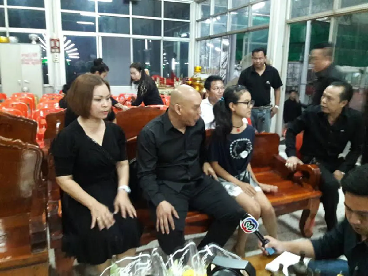 ช็อตต่อช็อต!! ประมวลภาพ "โหน่ง ชะชะช่า" จุดธูปไหว้ขอขมา หน้าโลงศพ "วิศวกร" ก้มกราบครอบครัวเหยื่อ ขอโทษแทนลูกชาย!!