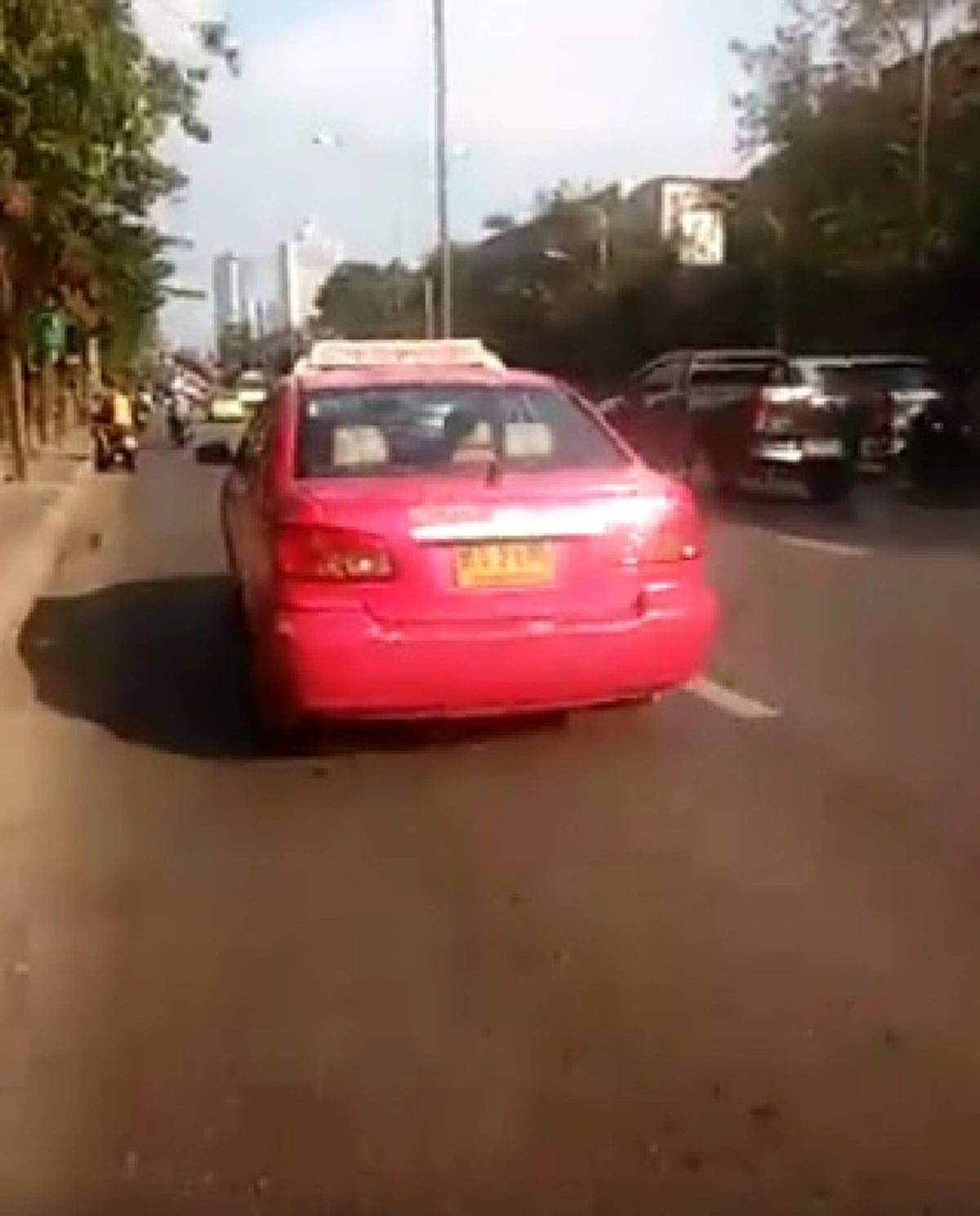 สภาพไม่ไหวจัดชุดใหญ่!!! รู้ตัวแล้วแท็กซี่มนุษย์ป้าด่าผู้โดยสาร-ไล่ลงรถ กรมขนส่งเตรียมแจ้งหลายข้อหา วิ่งได้งัยใบอนุญาตก็หมดอายุ??