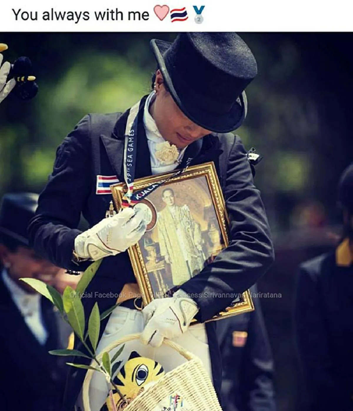 กลั้นน้ำตาไว้ไม่อยู่! พระองค์เจ้าสิริวัณณวรีนารีรัตน์ ทรงกอดพระบรมฉายาลักษณ์ ร.9ระหว่างพิธีการรับเหรียญรางวัล พร้อมถวายเหรียญเงินแด่เสด็จปู่