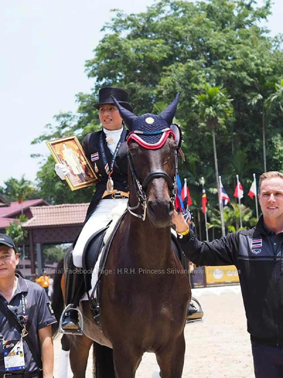 กลั้นน้ำตาไว้ไม่อยู่! พระองค์เจ้าสิริวัณณวรีนารีรัตน์ ทรงกอดพระบรมฉายาลักษณ์ ร.9ระหว่างพิธีการรับเหรียญรางวัล พร้อมถวายเหรียญเงินแด่เสด็จปู่