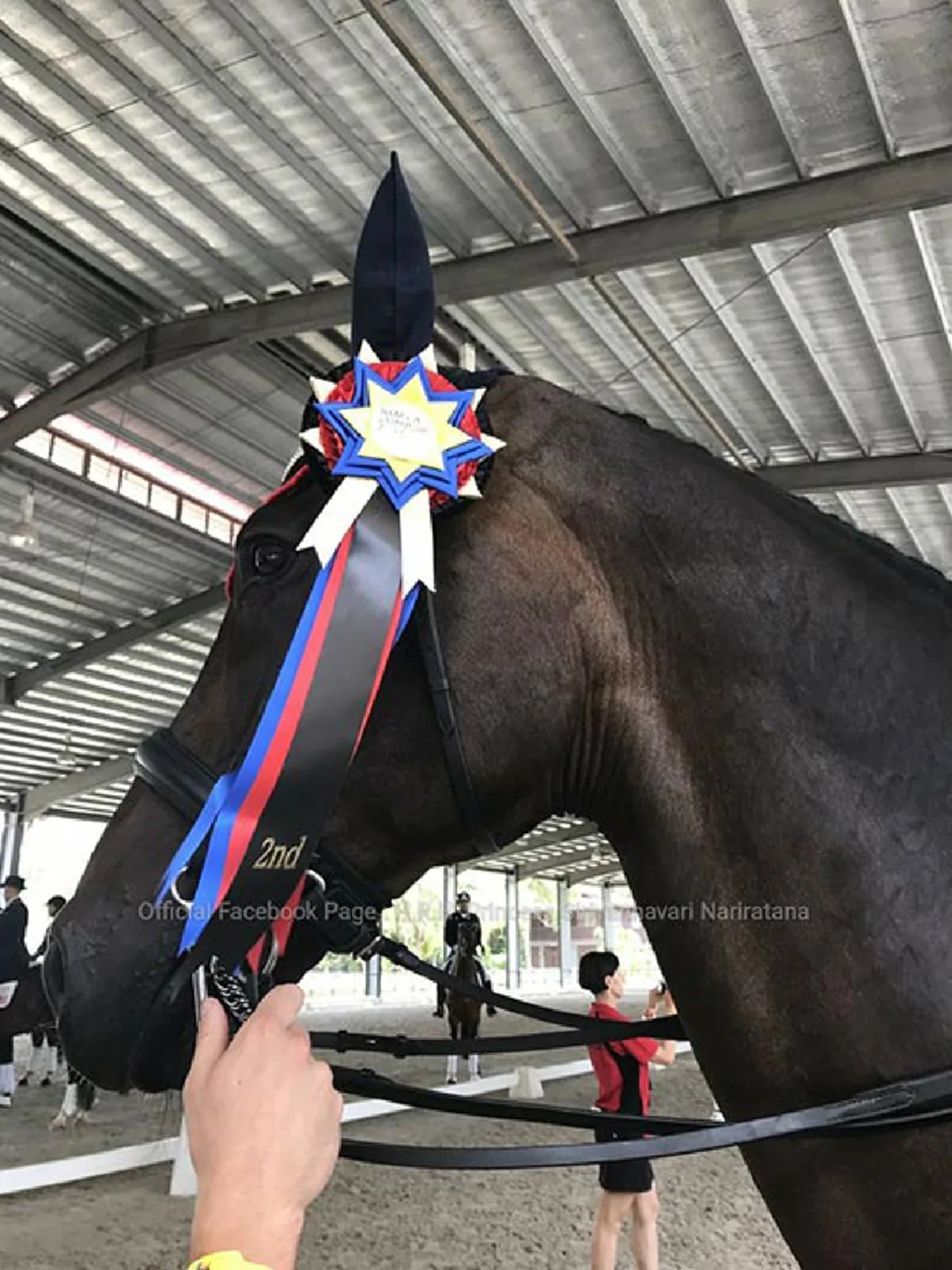 กลั้นน้ำตาไว้ไม่อยู่! พระองค์เจ้าสิริวัณณวรีนารีรัตน์ ทรงกอดพระบรมฉายาลักษณ์ ร.9ระหว่างพิธีการรับเหรียญรางวัล พร้อมถวายเหรียญเงินแด่เสด็จปู่