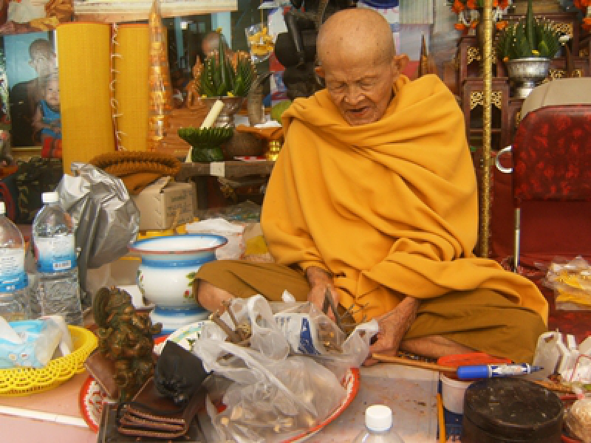 โจรใจบาปตี ฟัน แทง และยิงจนสลบ..แต่ไร้ร่องรอย เพียงแค่หัวปูด ย้อนตำนาน "หลวงปู่เก่ง(หลวงปู่ไก่ชน)  "พระเถราจารย์เชี่ยวชาญสมุนไพร ปราบผี.