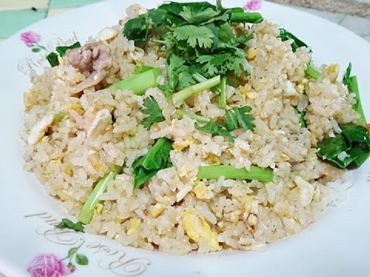 แบบนี้ก็ได้หรอเธอ!! สาวสุดงง!! ไปกินข้าวตามสั่งเจอแม่ค้าเสิร์ฟผิดโต๊ะ อีกฝ่ายก็จ้วงกินเฉยก่อนยกจานมาคืน ชาวเน็ตแชร์สนั่นงานนี้ใครผิด ??