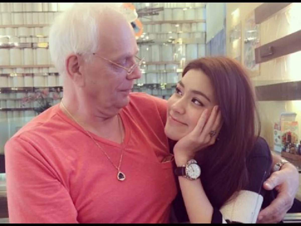 คิดถึงสุดหัวใจ!! "คิมเบอร์ลี่" พาครอบครัวทำบุญให้พ่อ หลังครบ 1 ปีที่จากไป พร้อมเขียนข้อความสุดซึ้ง...ถึงคนบนฟ้า ทำแฟนคลับให้กำลังใจล้นหลาม!?