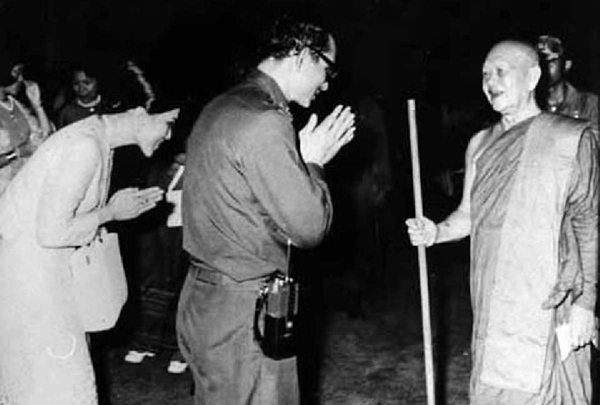 พลังจิตเป็นเลิศ!! เปิดตำนาน "หลวงปู่ฝั้น อาจาโร" กำราบ "ชีผ้าขาว" อ้างตนเป็นเจ้าลัทธิ "ธรรมต่อไก่" หากใครนำไก่มาถวาย จะสามารถบรรลุธรรมได้ !!