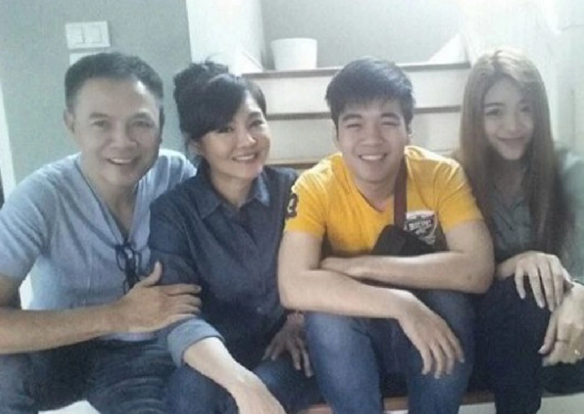 ***หลายคนไม่เคยเห็น !! เปิดภาพทายาท "หมู ดิลก ทองวัฒนา" ล่าสุดโตเป็นหนุ่ม-เป็นสาว บอกเลยว่าสวยหล่อทั้งคู่ แถมดีกรีไม่ธรรมดา !?