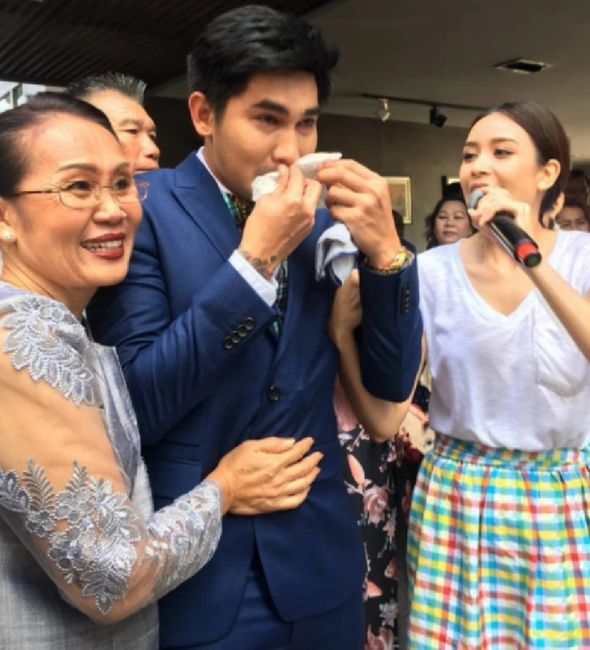 เจ้าบ่าวน้ำตาร่วง !!!  "แก้ม กวินตา"  แต่งแล้วจ้า แฟนนักบอลรูปหล่อ พิธีเรียบง่าย ธีมผ้าขาวม้าอีสานบ้านเฮา เจ้าบ่าวตื้นตันร้องไห้โฮ !!