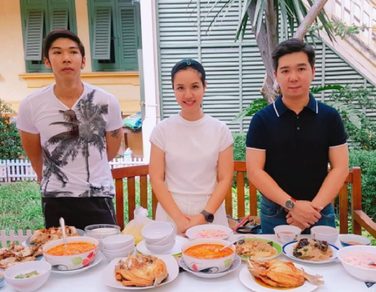 นึกว่ามีแต่ลูกชาย !! ส่องชัดๆ คนนี้แหละ ลูกสาวคนเดียวของ "ฉลอง ภักดีวิจิตร" ที่ไม่ค่อยออกสื่อ สวยเป๊ะ ขนาดนี้เชียว !