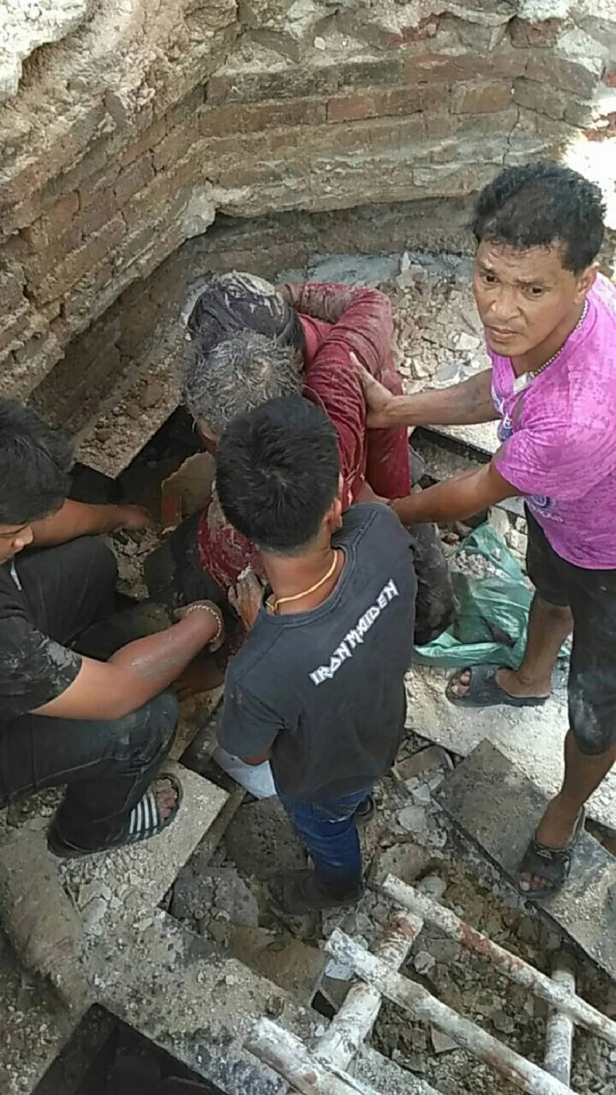 ด่วนๆ เจดีย์เก่าวัดพระยาทำฯทรุดตัวถล่ม คนงานเจ็บติดค้างใต้ซากเร่งช่วย