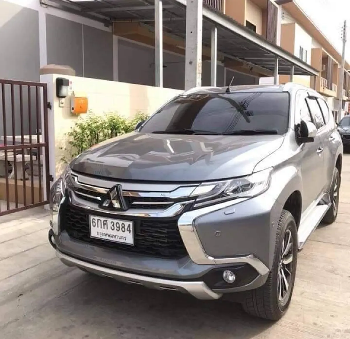 รถยนต์มิตซูบิชิ ปาเจโร่ สีบรอนซ์เทา 