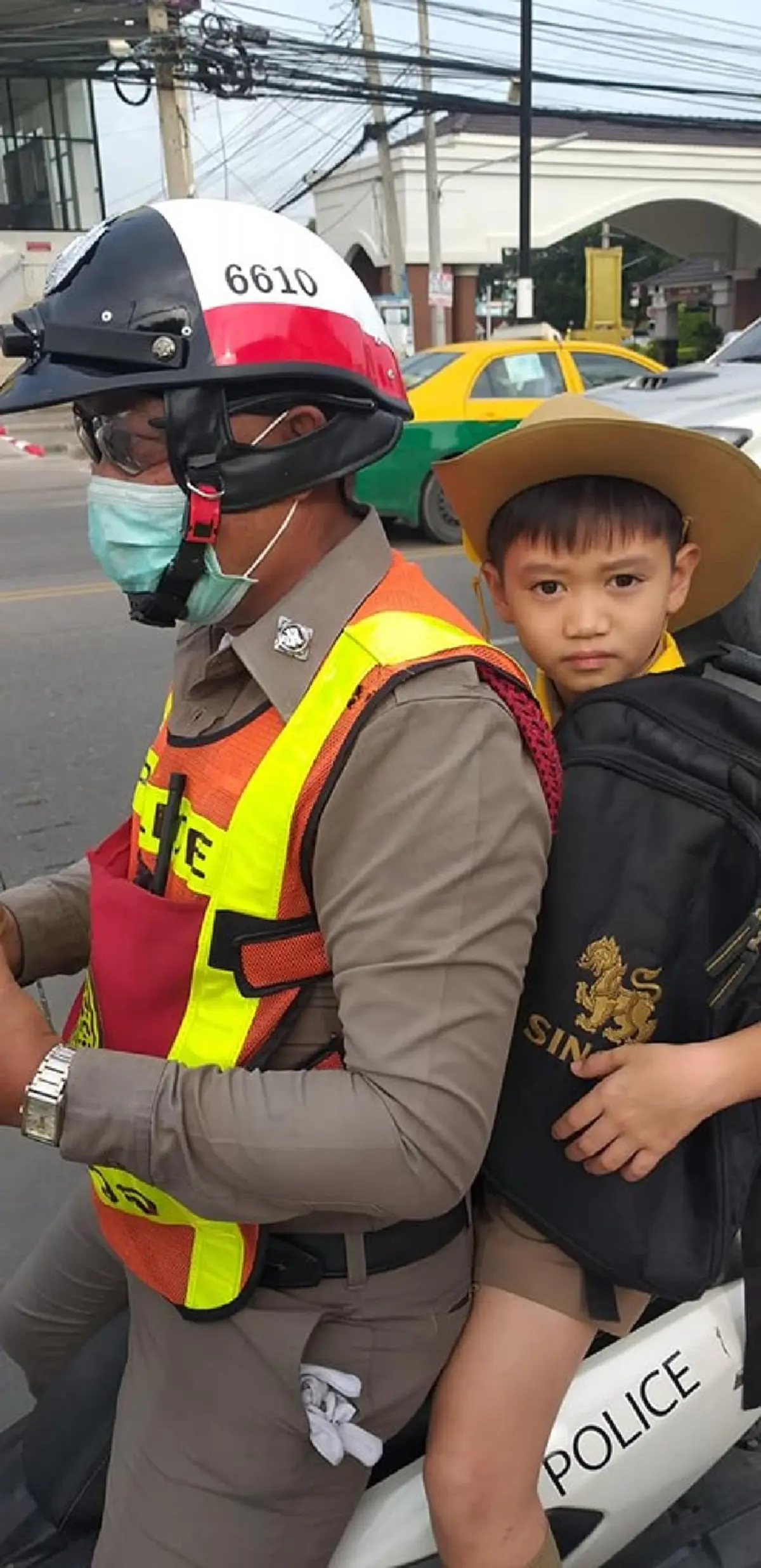 ตำรวจน้ำดี รีบพานักเรียนรถยางแตกไปส่ง เพราะกลัวเข้าเรียนสาย