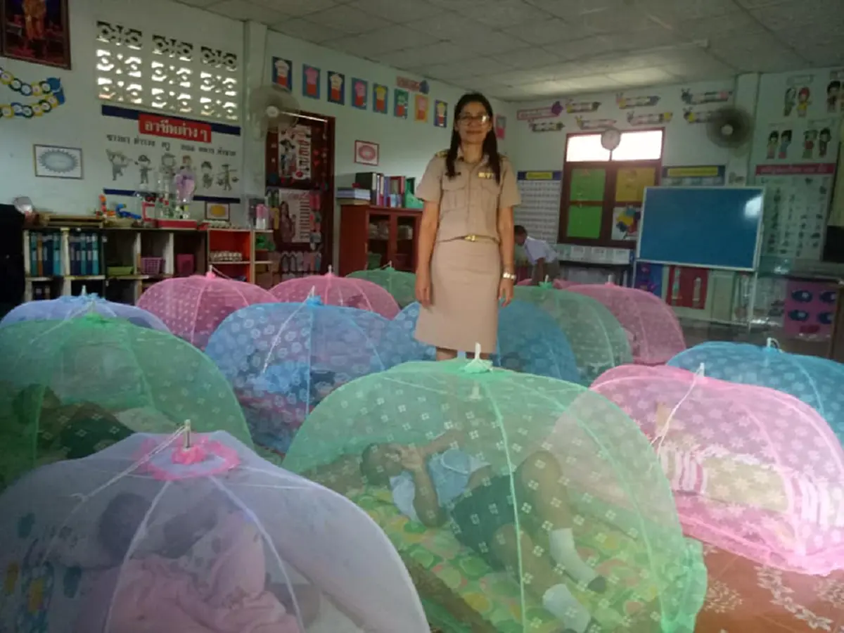 ครูโพสต์ภาพสุดประทับใจ กางมุ้งให้นักเรียนทุกคน ดูแลเหมือนลูกแท้ๆ